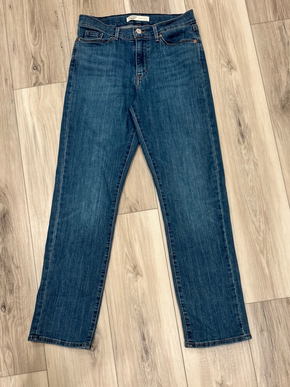 Levi's Women's Dark Blue mid rise Straight Jeans